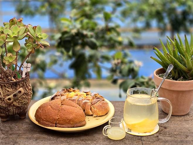 본앤하이리 레몬차와 빵.