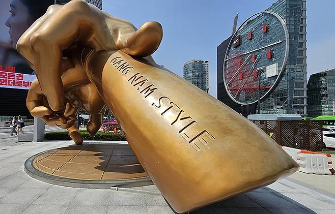 지난 19일 오후 서울 강남구가 코엑스 앞. 강남구가 2016년 4월 예산 4억여 원을 들여 높이 5.3m, 폭 8.3m 청동 소재의 대형‘강남스타일 말춤’조형물을 설치했다.사진=김경호 기자