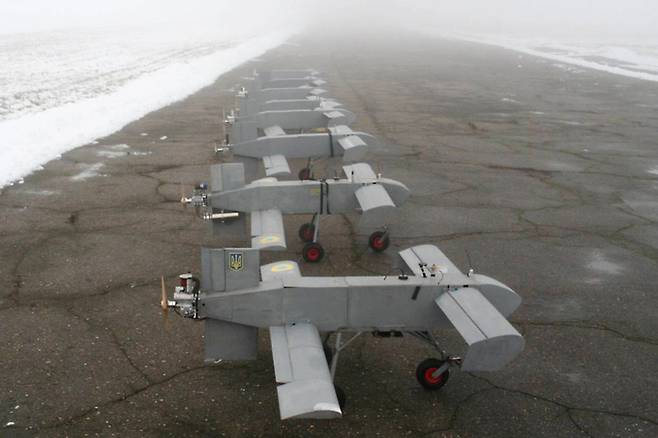 우크라이나군이 사용하는 AQ-400 자폭드론들이 활주로에 놓여있다. 세계일보 자료사진