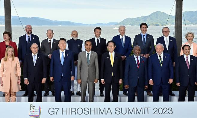 지난 2023년 5월 20일 G7 의장국인 일본 초청에 따른 참관국(옵서버) 자격으로 G7 정상회의 참석한 윤석열 대통령이 일본 히로시마 그랜드 프린스 호텔에서 각국 정상들과 기념촬영을 하고 있다. 연합뉴스