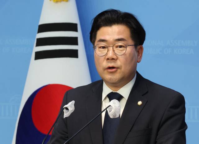 박찬대 더불어민주당 의원이 21일 국회에서 원내대표 출마 선언 기자회견을 하고 있다. 연합뉴스