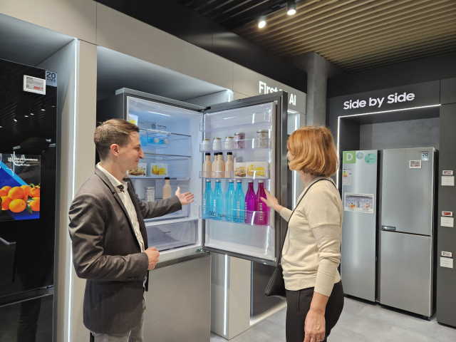 이탈리아 밀라노 시내의 가장 큰 가전 매장인 미디어월드 내 삼성전자 전시장에서 고객이 냉장고 제품에 대한 설명을 듣고 있다. 사진 제공=삼성전자