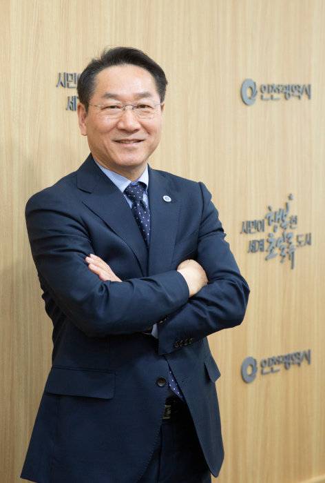 유정복 인천시장은 “민선 8기에 인천형 정책으로 추진한 여러 사업이 순조롭게 진행돼 보람을 느낀다”며 흐뭇해했다. [김도균 객원기자]