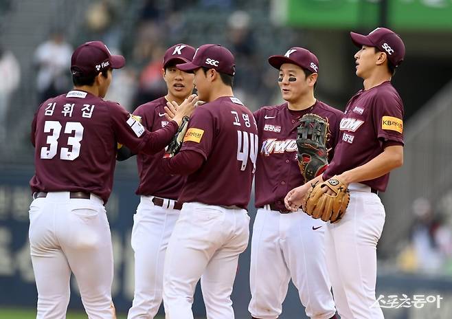 21일 서울 잠실야구장에서 ‘2024 신한은행 SOL뱅크 KBO리그’ 키움 히어로즈와 두산 베어스의 더블헤더 1차전 경기가 열렸다. 8-4 승리를 거두며 3연패에서 탈출한 키움 선수들이 하이파이브 하고 있다. 잠실 | 김종원 기자 won@donga.com