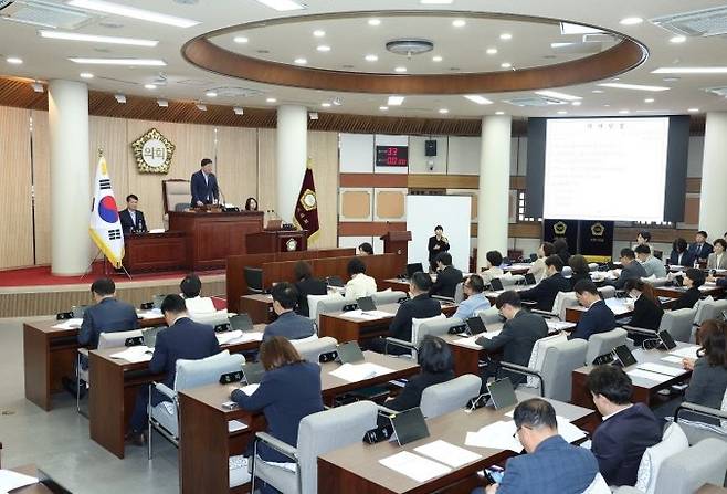 김영식 고양특례시 의장이 지난 19일 제283회 임시회 개회식을 하고 있다. 사진제공ㅣ고양시의회