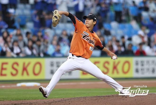 한화 이글스 신인 투수 황준서가 20일 대전 한화생명이글스파크에서 열린 2024 신한 SOL Bank KBO리그 삼성 라이온즈와의 홈경기에 선발 등판해 투구하고 있다. 이날 5이닝 4피안타 1볼넷 5탈삼진 1실점으로 호투했다. 한화 이글스 제공