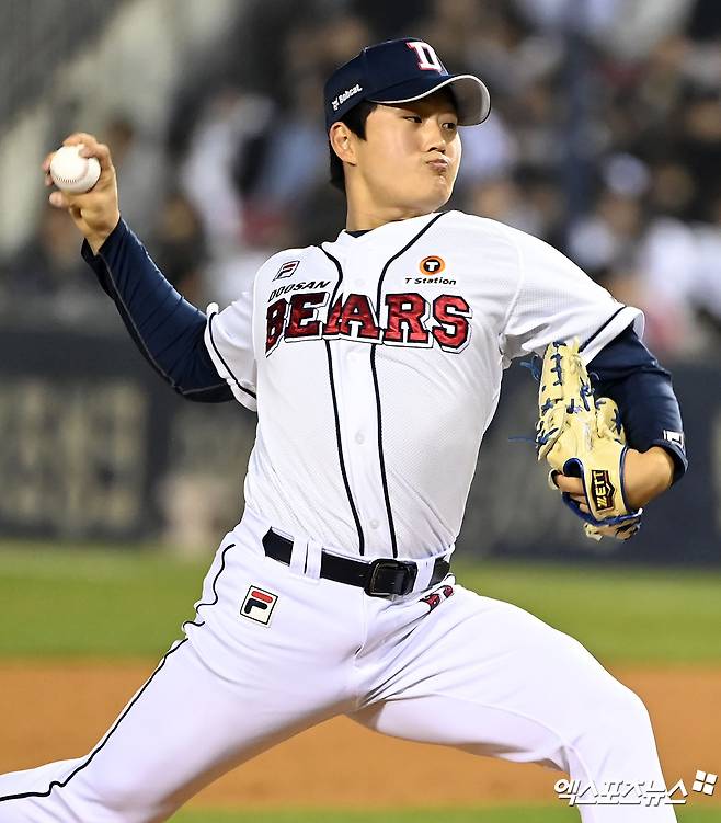 두산 베어스 신인 투수 김택연이 정규시즌 경기에 구원 등판해 역투하고 있다. 엑스포츠뉴스 DB