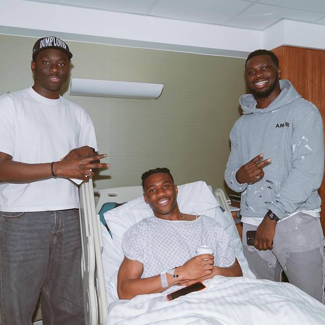 토트넘 핵심 수비수 중 한 명인 데스티니 우도기가 21일(한국시간) 자신의 사회관계망서비스(SNS) 인스타그램을 통해 수술을 진행한 사실을 공개하며 스스로 시즌 아웃됐다고 밝혔다.&nbsp;우도기 인스타그램