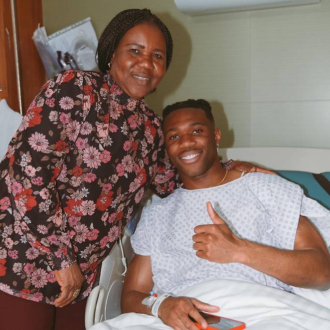 토트넘 핵심 수비수 중 한 명인 데스티니 우도기가 21일(한국시간) 자신의 사회관계망서비스(SNS) 인스타그램을 통해 수술을 진행한 사실을 공개하며 스스로 시즌 아웃됐다고 밝혔다.&nbsp;우도기 인스타그램