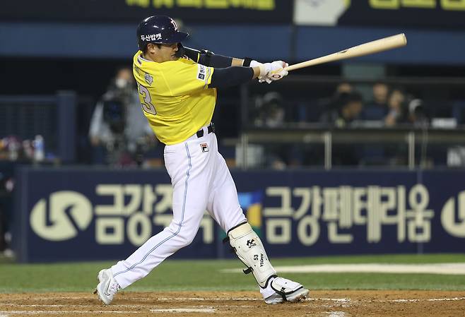 21일 서울 잠실구장에서 열린 2024 신한 SOL Bank KBO리그 키움 히어로즈와 두산 베어스의 더블헤더 2차전, 두산이 9회말 2아웃 양석환의 내야안타로 극적인 2-1 끝내기 승리를 거뒀다. 두산 양석환이 타격을 하고 있다. 두산 베어스