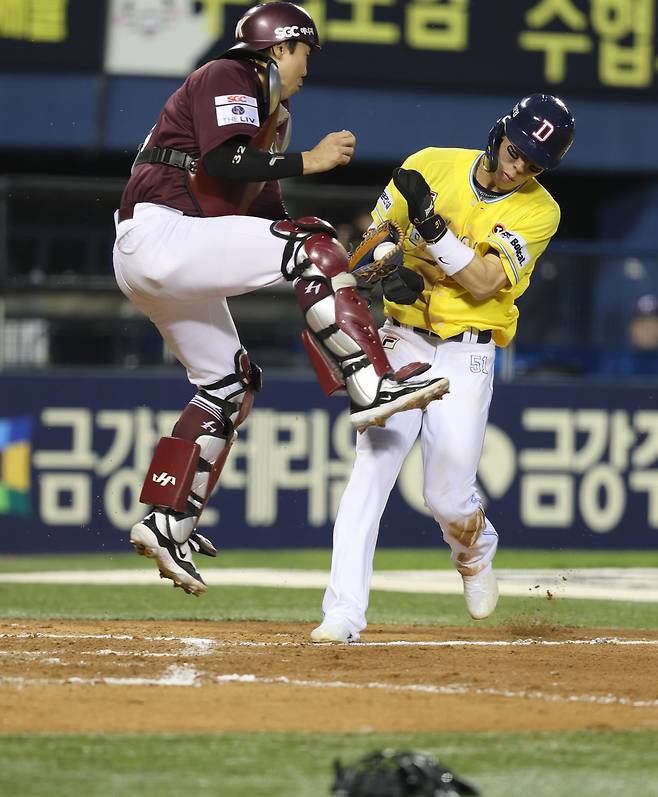 21일 서울 잠실구장에서 열린 2024 신한 SOL Bank KBO리그 키움 히어로즈와 두산 베어스의 더블헤더 2차전, 두산이 9회말 2아웃 양석환의 내야안타로 극적인 2-1 끝내기 승리를 거뒀다. 두산 조수행이 홈 쇄도를 시도하고 있다. 두산 베어스