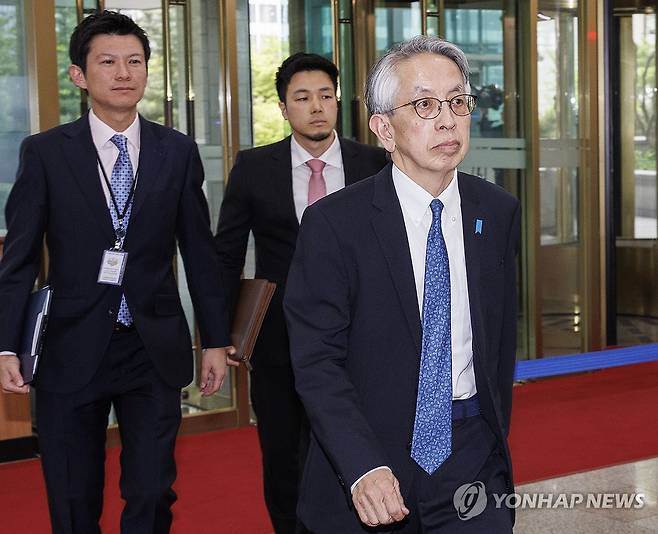 외교부로 초치되는 아이보시 주한일본대사 (서울=연합뉴스) 황광모 기자 = 위안부 강제성을 부정하고 식민지 근대화론을 담은 일본 역사 교과서 검정 통과된 19일 오후 아이보시 고이치 주한일본대사가 초치돼 서울 종로구 외교부 청사로 들어서고 있다. 2024.4.19 hkmpooh@yna.co.kr