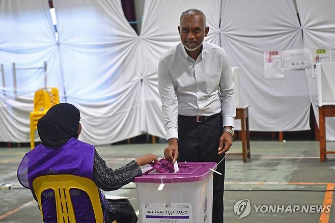 투표하는 모하메드 무이주 몰디브 대통령 (말레 AFP=연합뉴스) 모하메드 무이주 몰디브 대통령이 2024년 4월 21일(현지시간) 수도 말레의 한 총선 투표소에서 한 표를 행사하고 있다.