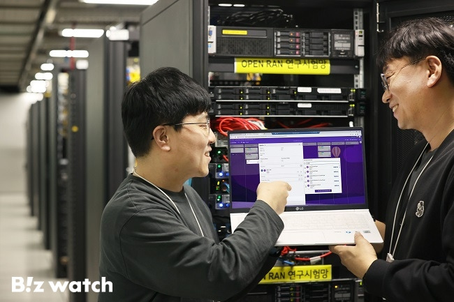 LG유플러스는 퀄컴과 함께 오픈랜의 핵심기술인 '기지국 지능형 컨트롤러(RIC)' 소프트웨어 플랫폼을 실증하는데 성공했다고 22일 밝혔다. 서울 강서구 LG유플러스 마곡사옥에서 직원들이 퀄컴의 오픈랜 RIC 솔루션을 검증하는 모습./사진=LG유플러스 제공