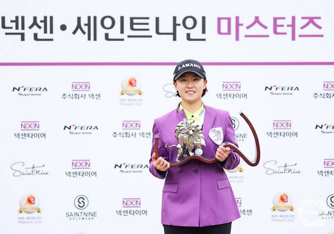 최은우가 21일 경남 김해시 가야컨트리클럽에서 열린 KLPGA 투어 넥센 세인트나인 마스터즈에서 2년 연속 우승에 성공한 뒤 트로피를 들고 환하게 웃고 있다. (사진=KLPGA)