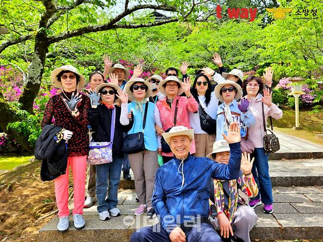 티웨이항공이 소방청과 (사)소방가족희망나눔과 함께 순직소방관 유가족을 위한 마음 치유 힐링 여행 프로그램 ‘눈부신 외출 2’를 진행했다.(사진=티웨이항공)