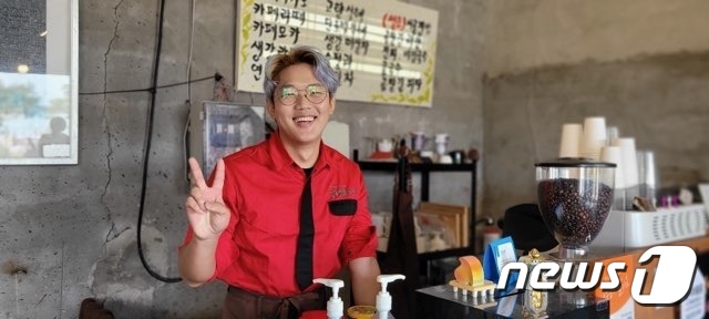전남 신안의 섬마을 소악도에서 기부카페를 운영하고 있는 김현우 씨(32) 2024.4.19/뉴스1