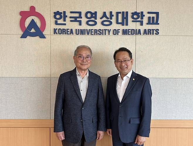 강준현 의원(오른쪽)과 한국영상대 유재원 총장. (강준현 의원실 제공) / 뉴스1
