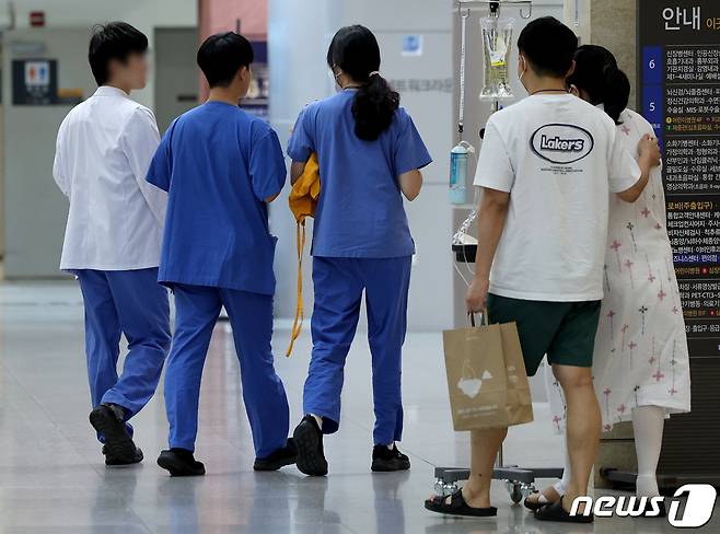 의대 증원을 놓고 의정갈등이 이어지고 있는 21일 오전 서울시의 한 병원에서 의료진이 이동하고 있다. /뉴스1 ⓒ News1 장수영 기자