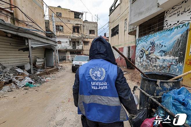 유엔 산하 팔레스타인난민기구(UNRWA) 직원 ⓒ AFP=뉴스1