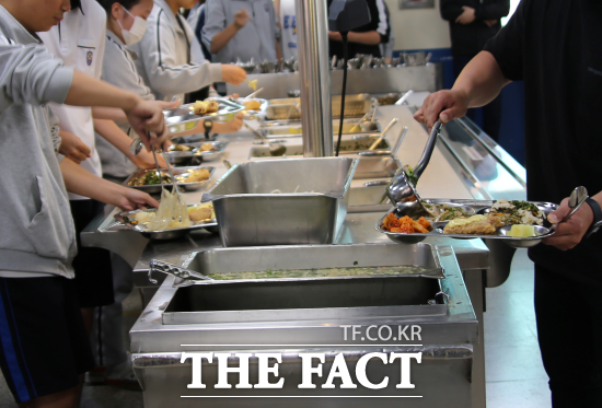 경기도는 지난 18일 친환경학교급식지원 심의위원회를 열어 학교급식 등에 공급되는 우수경기미 급식 공급가 결정 방식을 기존 정부양곡가에서 우수 경기미 시장가로 변경하는 안건을 심의 의결했다고 밝혔다./경기