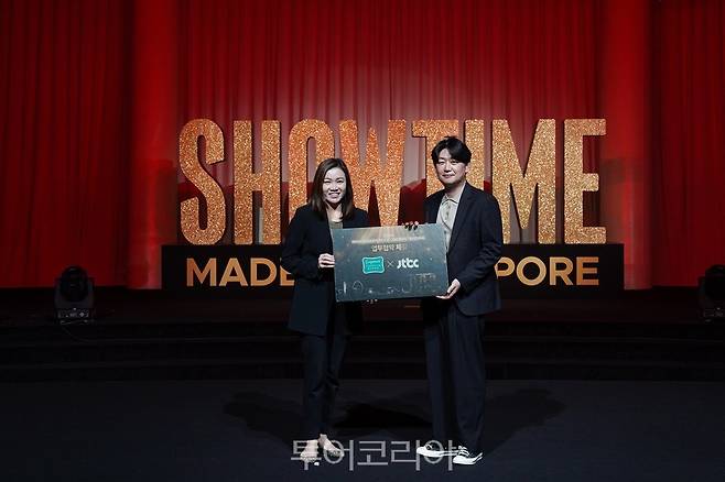 18일 열린 "Showtime. Made in Singapore" 행사에서 싱가포르관광청 멜리사 오우(Melissa Ow) 청장(왼쪽)과 JTBC 이수영 대표이사(오른쪽)가 기념사진을 촬영하고 있다.