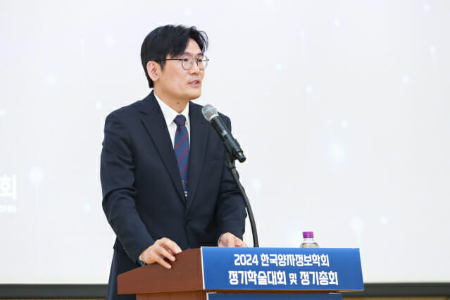 22일 열린 한국 양자정보학회 총회에서 회장으로 선출된 한상욱 회장이 인사말을 하고 있다.