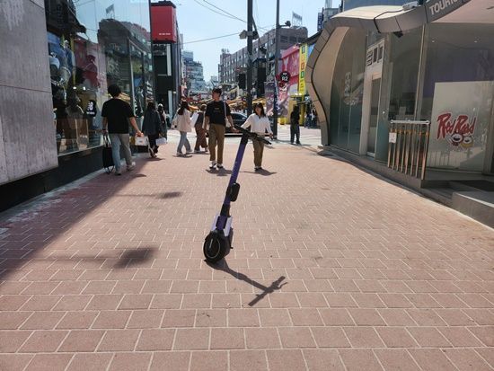 서울 마포구 홍대입구역 인근에 주차된 전동 킥보드가 통행을 방해하고 있다.[사진=이서희 기자]