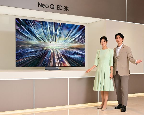 삼성전자 모델이 2024년형 네오(Neo) QLED 8K TV 신제품을 소개하고 있다.[사진제공=삼성전자]