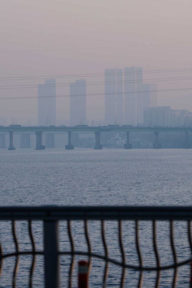 서울 잠수교에서 바라본 도심이 미세먼지에 싸여 있다. 사진은 기사 내용과 무관. 사진=강진형 기자aymsdream@