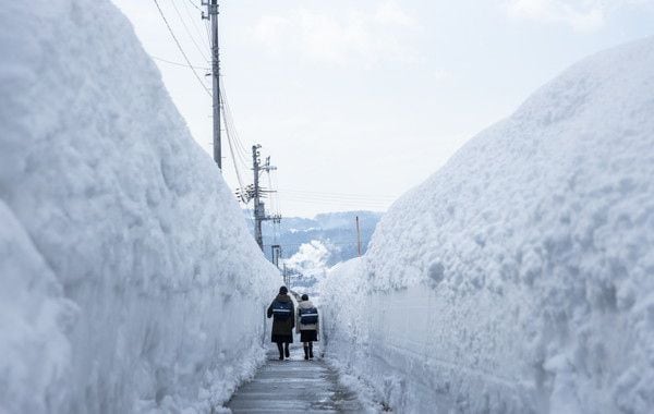 일본 니가타현 도카마치시 풍경. 니가타는 1968년 노벨문학상 수상자 일본 작가 가와바타 야스나리의 대표작 '설국(雪國)'의 배경지로 겨울마다 많은 눈이 내리기로 유명하다. 겨울철 일조 시간이 전국 평균(407.5시간)의 절반 이하일 정도로 우중충한 날이 많아 ‘우울한 도시’란 오명도 있다./일본 문화청
