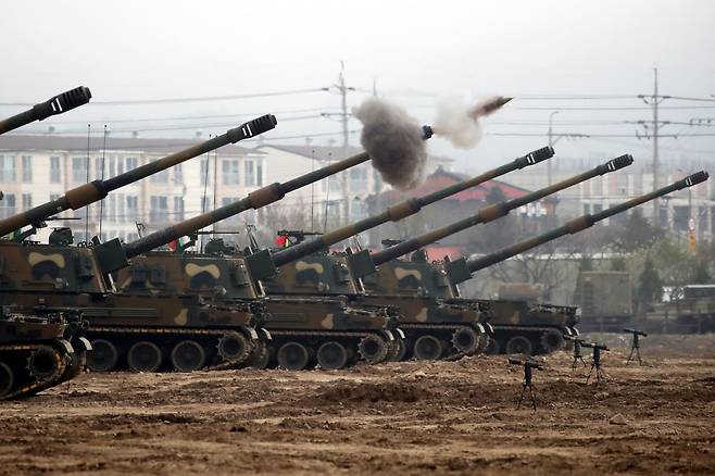 17일 오전 강원도 철원군 문혜리사격장에서 K9자주포가 사격을 하고 있다. / 장련성 기자