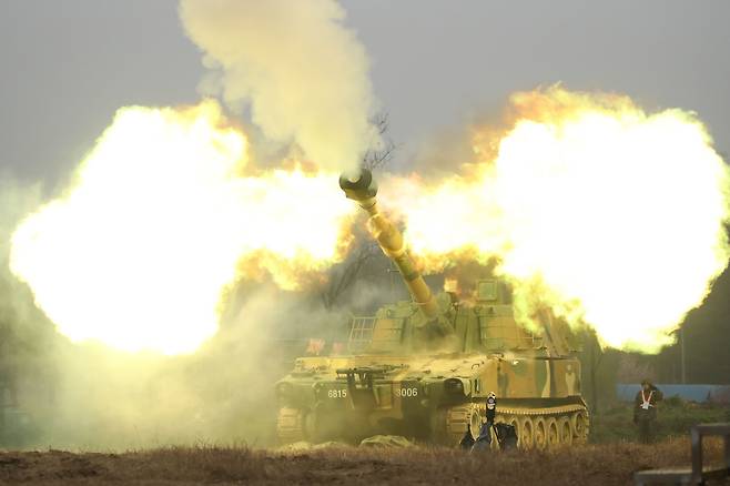 17일 오전 강원도 철원군 문혜리사격장에서 K55A1 자주포가 사격을 하고 있다. / 장련성 기자