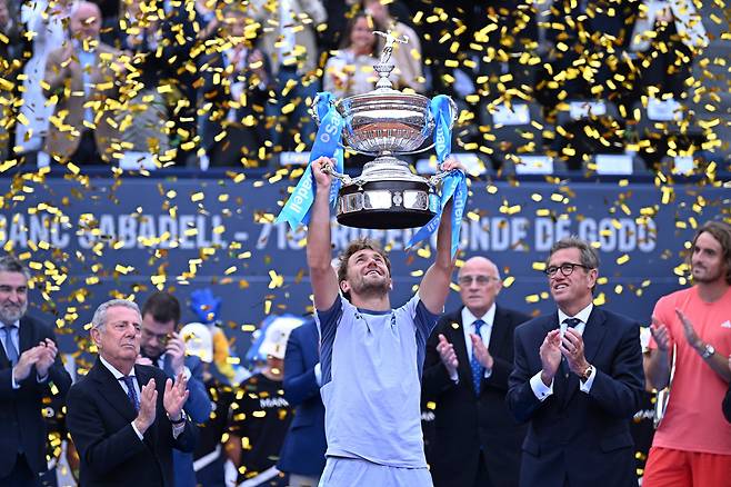 카스페르 루드가 22일 스페인 바르셀로나에서 열린 남자 프로테니스(ATP) 투어 바르셀로나오픈 단식 결승전에서 우승한 뒤 트로피를 들고 기뻐하고 있다. /AP 연합뉴스