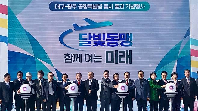 지난 17일 광주대구고속도로 지리산휴게소에서 강기정 광주시장, 홍준표 대구시장을 비롯한 두 지역 인사들이 모여 '달빛고속철도 예타면제 법안 제정'을 공동 추진키로 협약했다. 광주대구고속도로의 하루 교통량이 전국 고속도로 평균의 절반도 안될 정도로 한산한데, 11조원들 들여 고속철도를 놓자고 한다./광주시