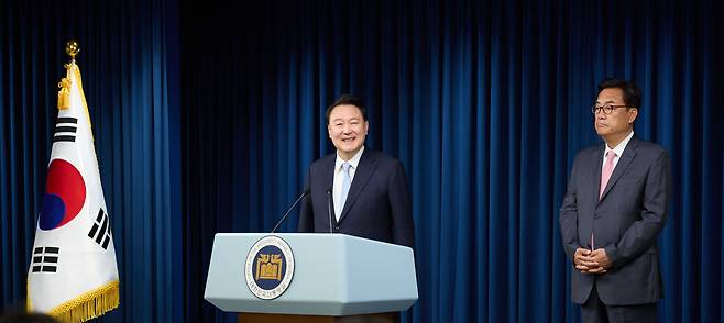 윤석열 대통령이 22일 오전 서울 용산 대통령실 청사에서 정진석 신임 대통령 비서실장을 직접 소개하고 있다. /연합뉴스
