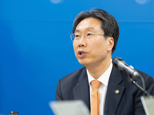최장혁 개인정보보호위원회 부위원장이 4월 22일 오후 서울 종로구 정부서울청사에서 개최된 출입기자단 백브리핑에서 인사말씀을 하고 있다.(개보위 제공)