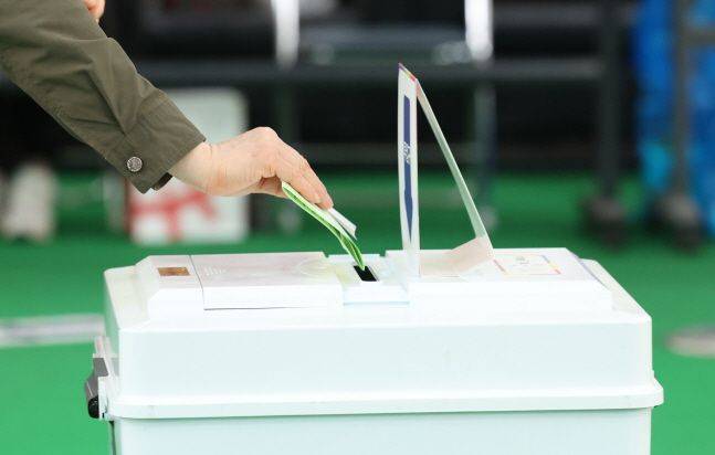 제22대 국회의원선거 본투표일인 10일 서울 중구 청구초등학교 야구부 실내체육관에서 한 시민이 투표하고 있다.ⓒ데일리안 방규현 기자