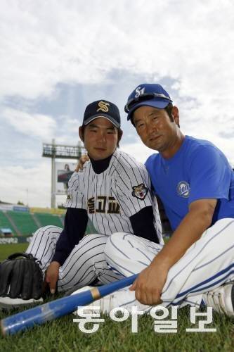 김용국-동빈 부자의 2009년 모습. 서울고를 나온 김동빈은 한화에 입단했다.  동아일보 DB