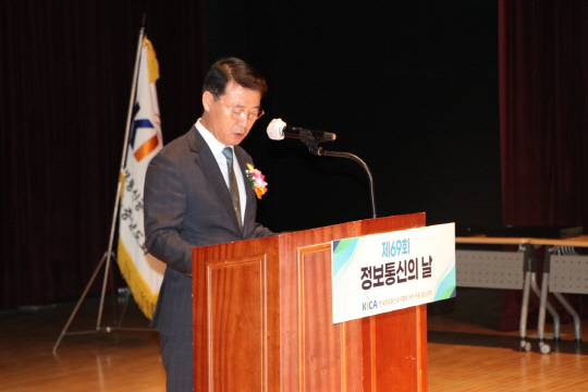 이의균 한국정보통신공사협회 대전세종충남도회장은 22일 대전 동구 위캔센터에서 열린 '제69회 정보통신의 날 기념행사'에서 축사를 하고 있다.