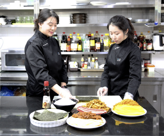 GS25 식품연구원이 김밥 메뉴를 실험하고 있다. GS25 제공