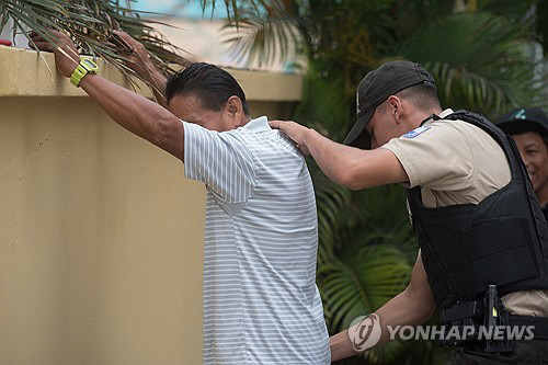 에콰도르 경찰이 올론에서 국민투표를 하러 온 유권자를 상대로 몸수색을 하고 있습니다. EPA 연합뉴스