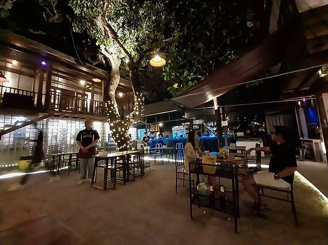 치앙라이에서 라이브 음악을 들을 수 있는 타마린드 비스트로 앤 뮤직 하우스.