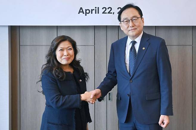 정인교 산업통상자원부 통상교섭본부장이 22일 오전 서울 소공동 롯데호텔에서 메리 응 캐나다 통상장관과 면담하기 앞서 기념촬영 하고 있다./뉴시스