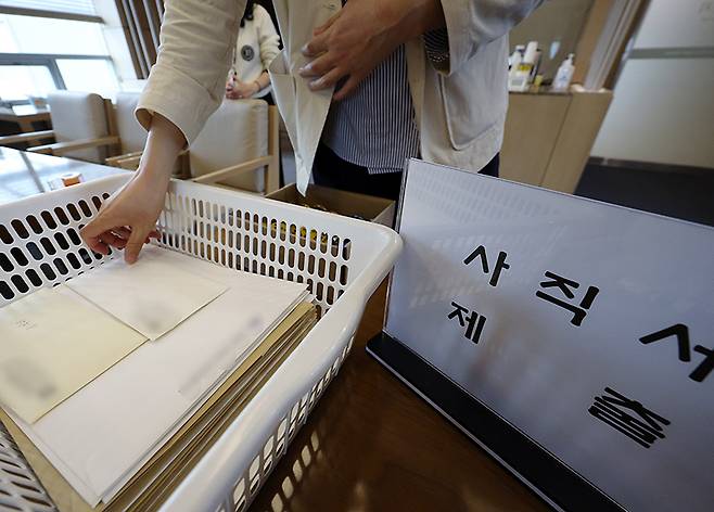 정부의 의과대학 증원 방침으로 전국 의대 교수들의 사직이 이어지고 있는 지난 3일 서울 시내의 한 대학병원에서 교수들이 사직서를 제출하고 있다. (ⓒ뉴스1, 무단 전재-재배포 금지)