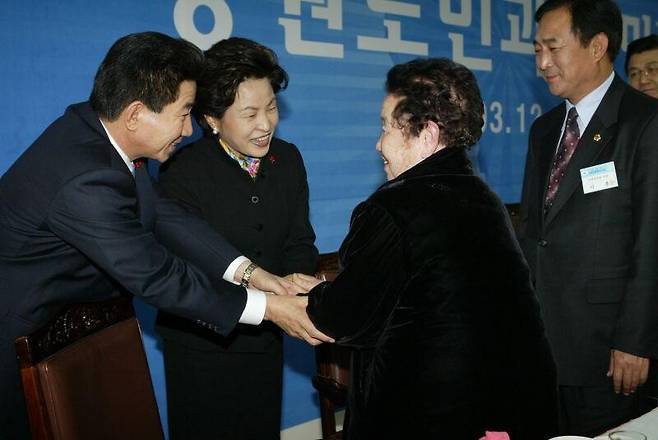 2003년 12월19일 노무현 대통령 내외는 강원도민과의 오찬 간담회에서 16대 대선 때 당선을 기원하며 후원금을 보내온 강원도 삼척 김경황 할머니와 만남을 가졌다. 노무현사료관 제공