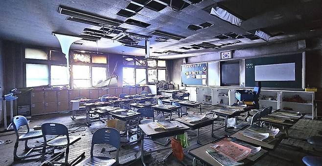 경남 통영 제석초등학교의 한 교실. 지난달 18일 발생한 화재 사고 때의 긴박한 상황이 그대로 확인된다. 최상원 기자