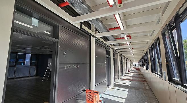 경남 통영 제석초등학교가 설치하고 있는 모듈러 교실의 내부 공사 모습. 최상원 기자