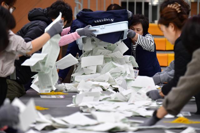 10일 오후 경북 포항시 남구 만인당에 마련된 제22대 국회의원 선거 개표소에서 선거 종사원들이 사전 투표함을 개함하고 있다. 뉴스1