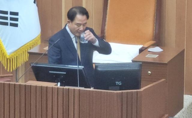 상병헌 세종시의회 전 의장이 본회의 도중 물을 마시고 있다. 세종=뉴시스